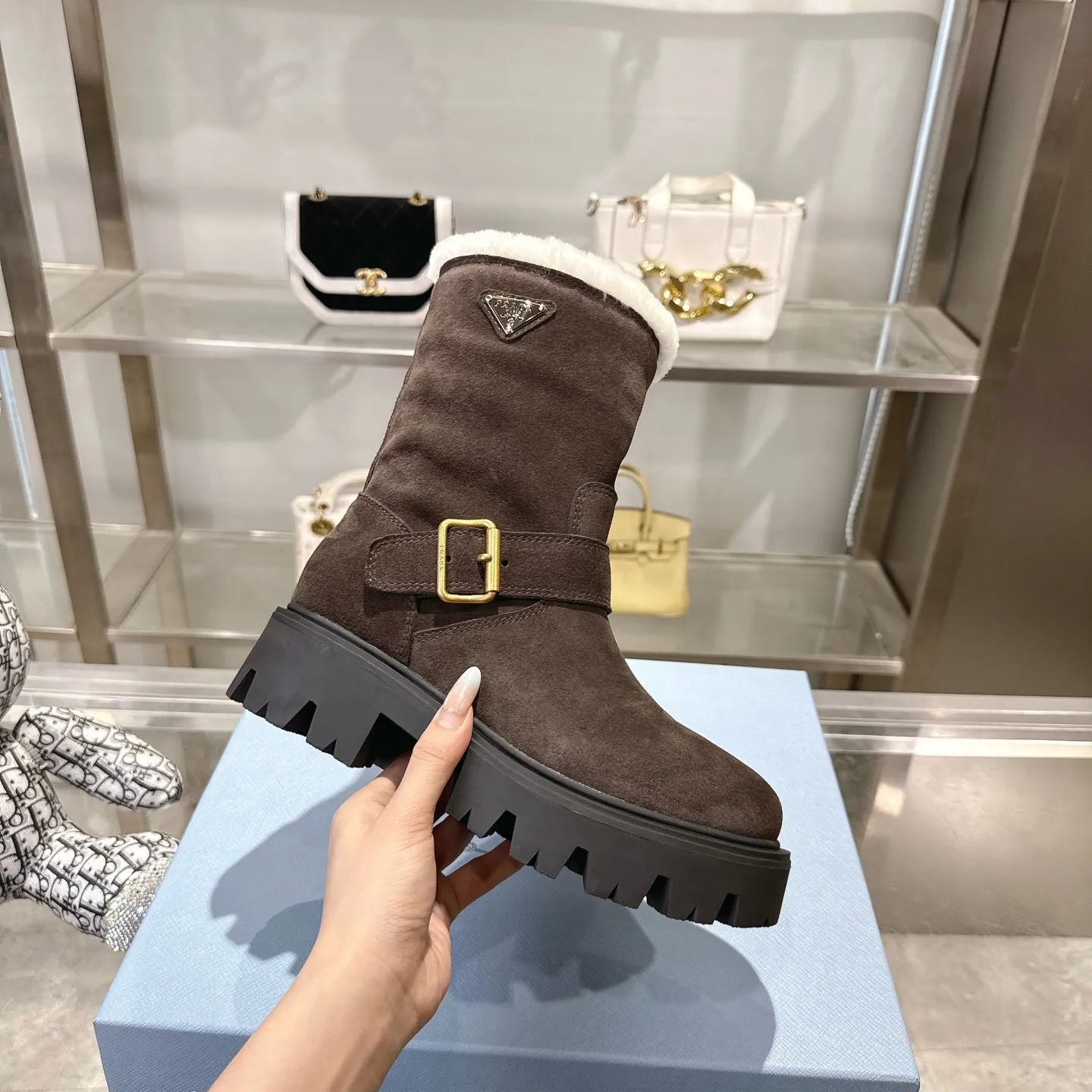 👟👟Ex-factory price 700👟👟 🔥Heavyweight🔥4050 Prada/PRADA autumn and winter snow boots counter new thick-soled anti-ski boots warm wool short boots, the same style as PRADA autumn and winter T-stage catwalk catwalk celebrity stars, original 1:1 replica, high-quality quality! The top version is comfortable on the feet and makes you look slimmer, elegant and intellectual! It is a rare pair of comfortable and warm casual snow boots! ❶Fabric: High mercerized cow suede/first layer cowhide ❷Lining: %100 pure wool imported from Australia ❸Feet: %100 pure wool imported from Australia ❹Outsole: Original TPU foam bottom Four-color women's sizes: 36–42. Complete packaging, with certified pure cotton bag after-sales service card.